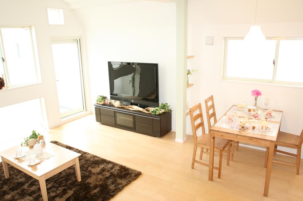 Living. Indoor (12 May 2013) shooting ● lighting rich of 8 Building Living