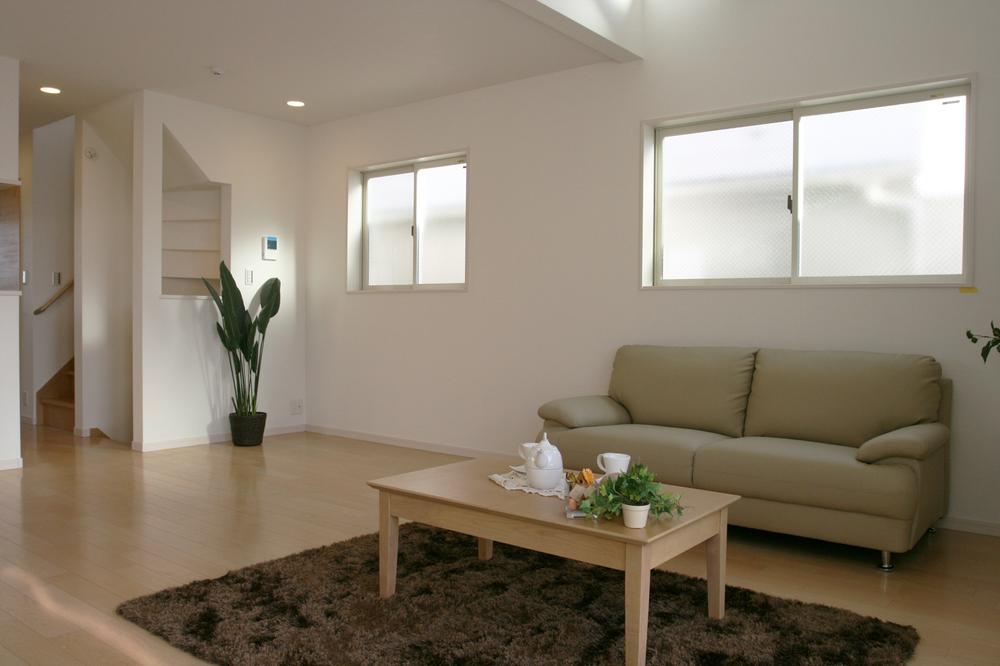 Living. ● family conversation is pleasant living (10 Building)