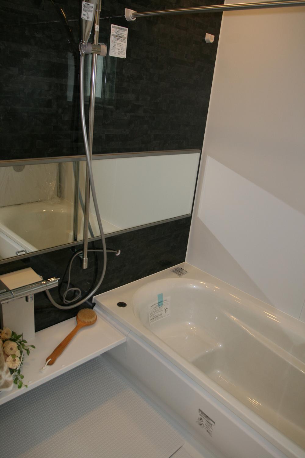 Bathroom. ● a clean bathroom (10 Building)