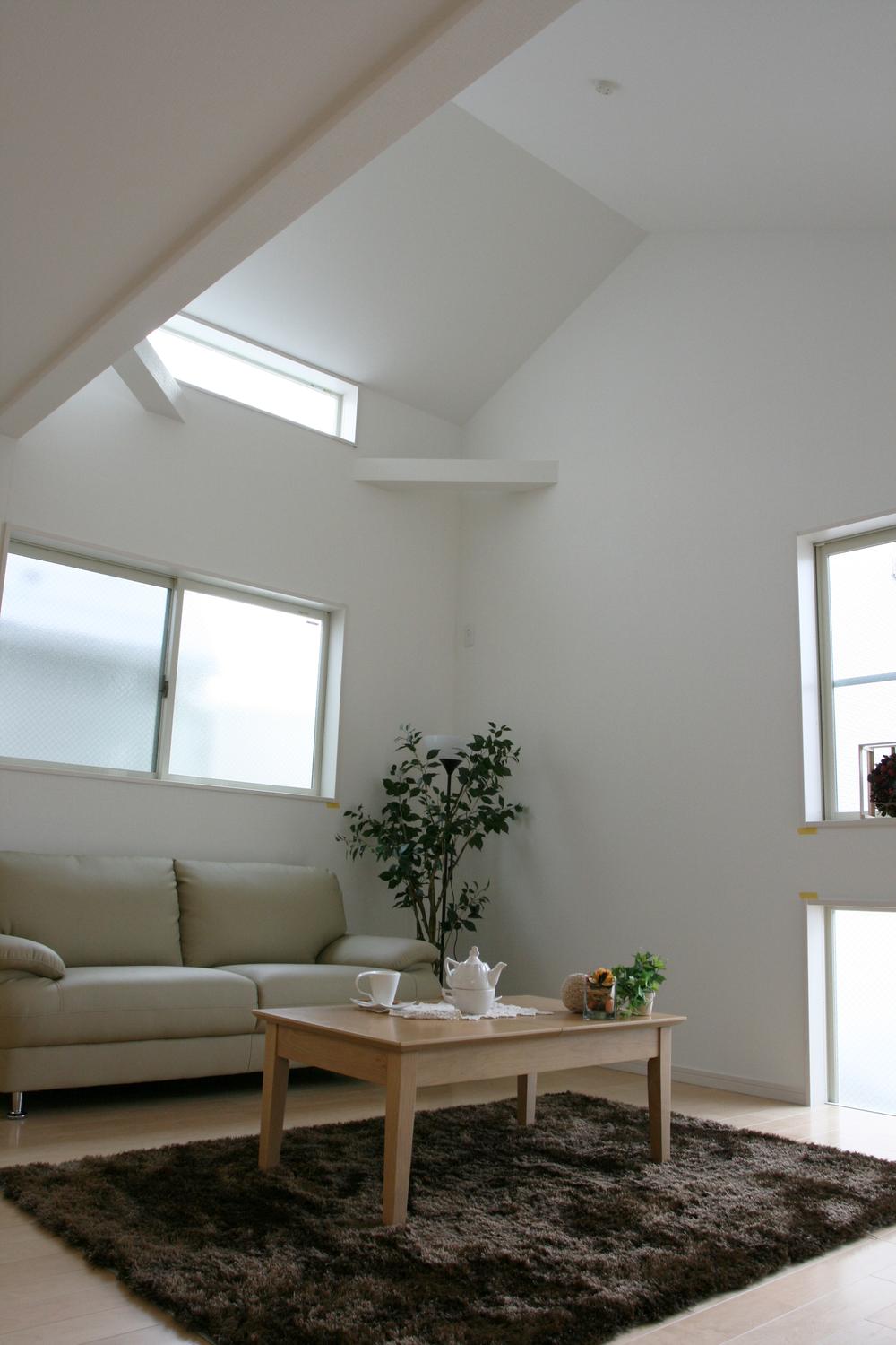 Other introspection. ● bright living room (10 Building)