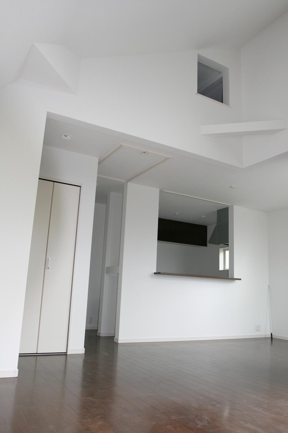 Living. ● high ceilings and bright living (December 2013 shooting)