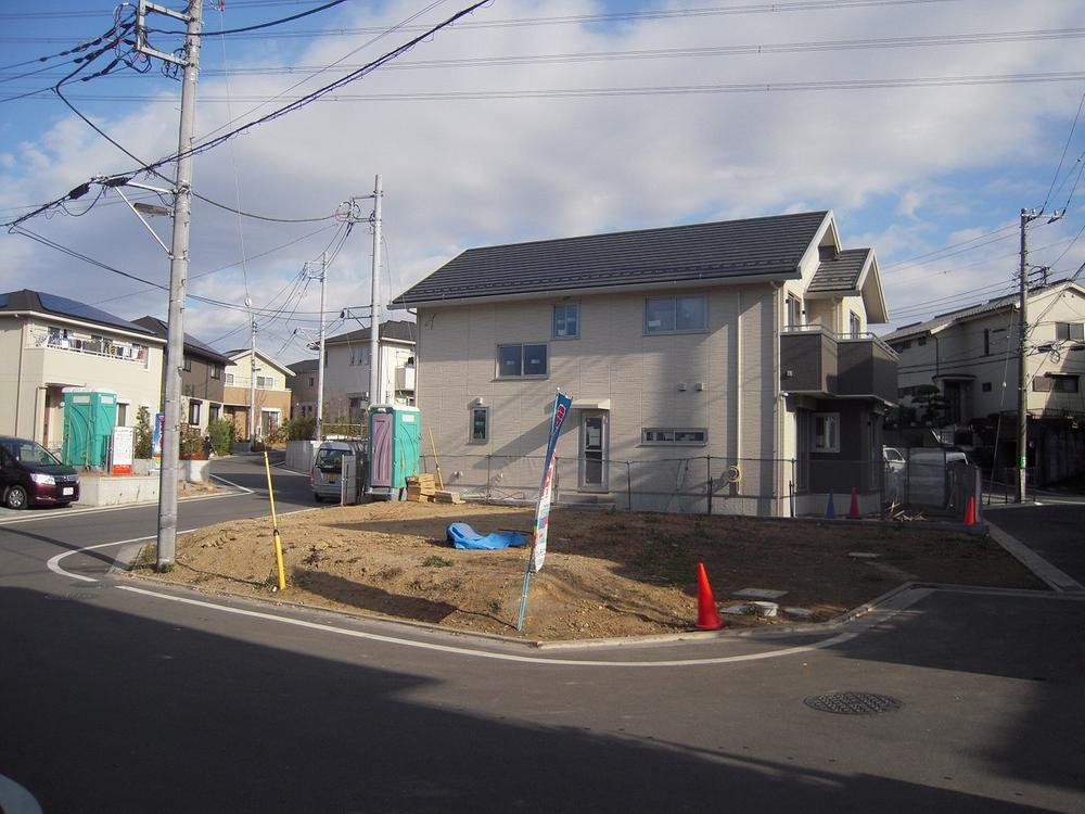 Development subdivision in. There 6m road, Traffic volume is low. There are no tall buildings.