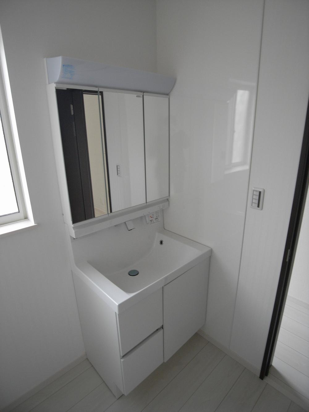 Wash basin, toilet. Indoor (12 May 2013) Shooting