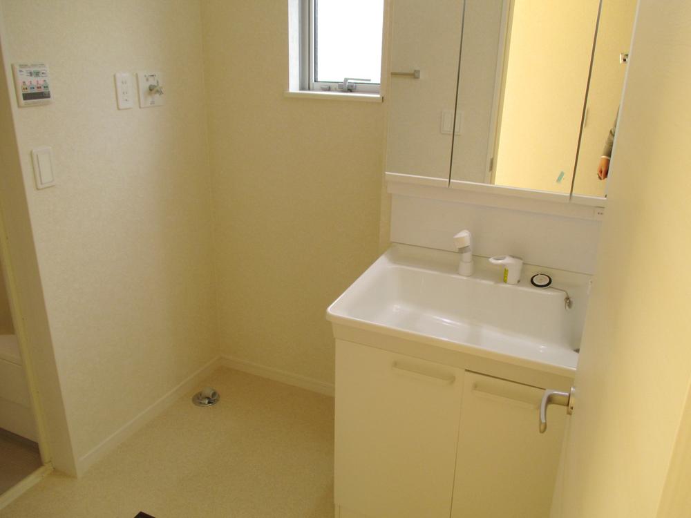 Wash basin, toilet. ☆ Independent wash basin photo ☆