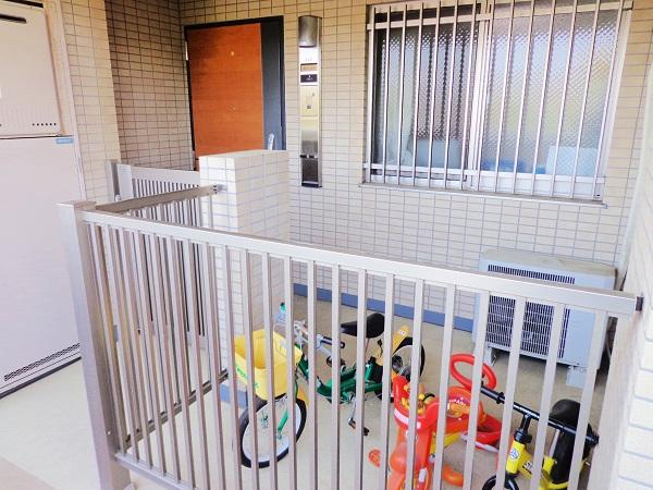 Entrance. Bicycle and stroller also 置区 it can, Al Cope entrance of a large space that is independence