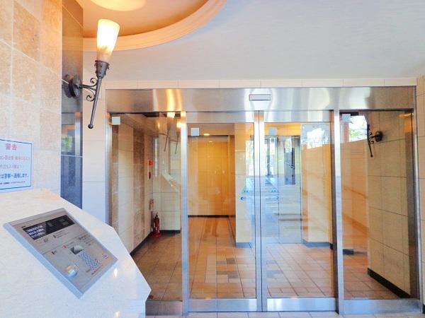 Entrance. Auto-lock entrance of security peace of mind