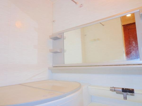 Bathroom. Bathroom large mirror was impressive spacious. Room (May 2013) Shooting