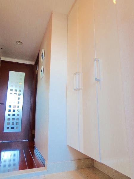 Entrance. Entrance hall with large shoes cloak some