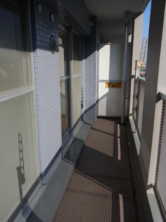 Balcony. Yang per good.