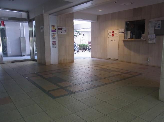 Entrance. Communal area ・ Both entrance, Cleaning has been attentive.