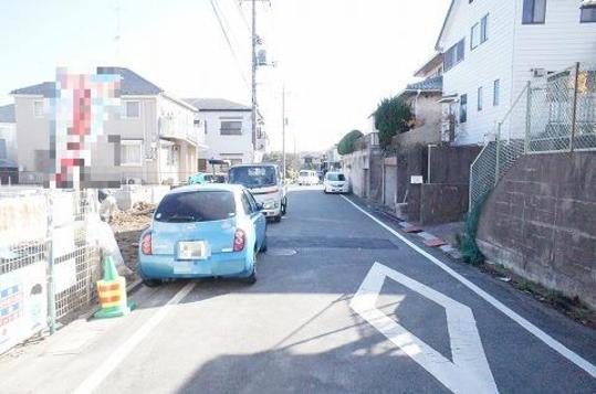 Local photos, including front road. Frontal road