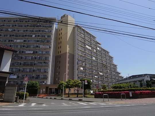 Local appearance photo. The building exterior is a picture.  The total number of households is 202 units of the big community.