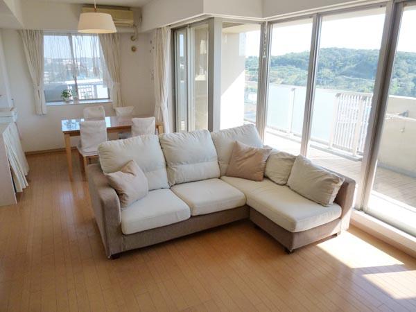 Living. South side of the bright living (LD Partial floor heating)