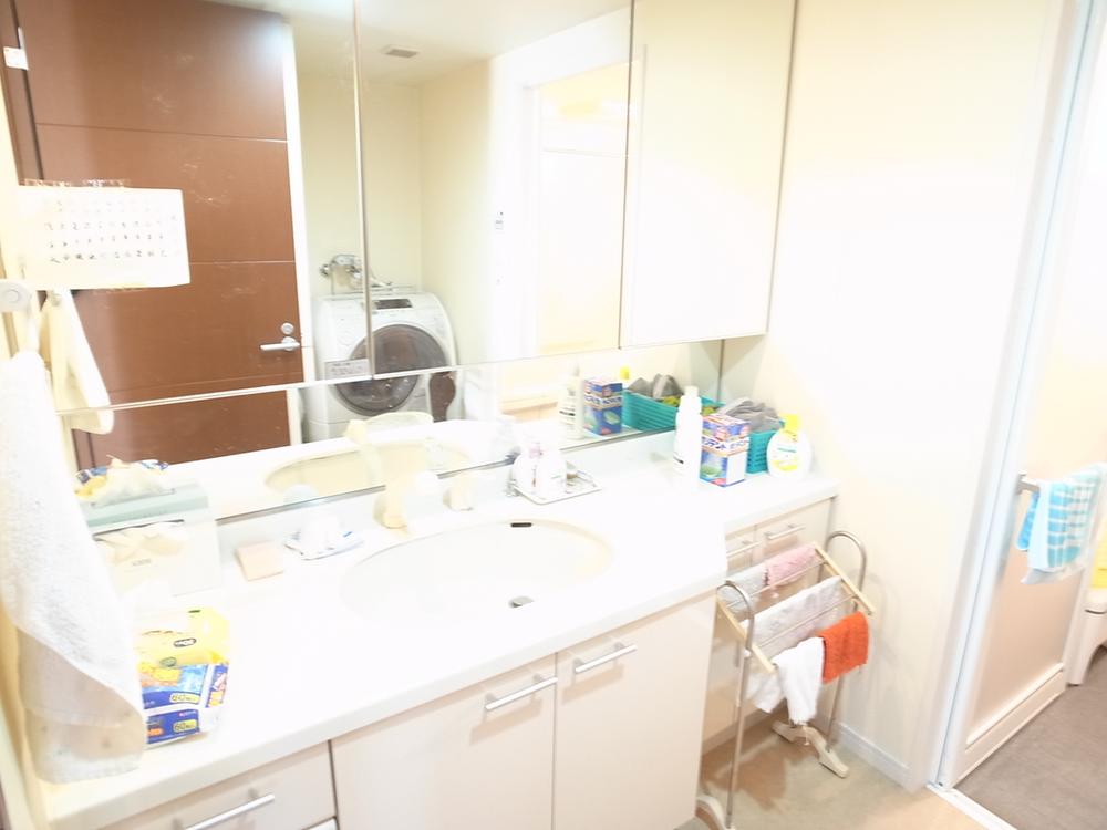 Wash basin, toilet. Indoor (11 May 2013) Shooting