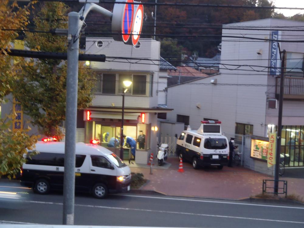 View photos from the dwelling unit. Front of, It is alternating, It is safe.