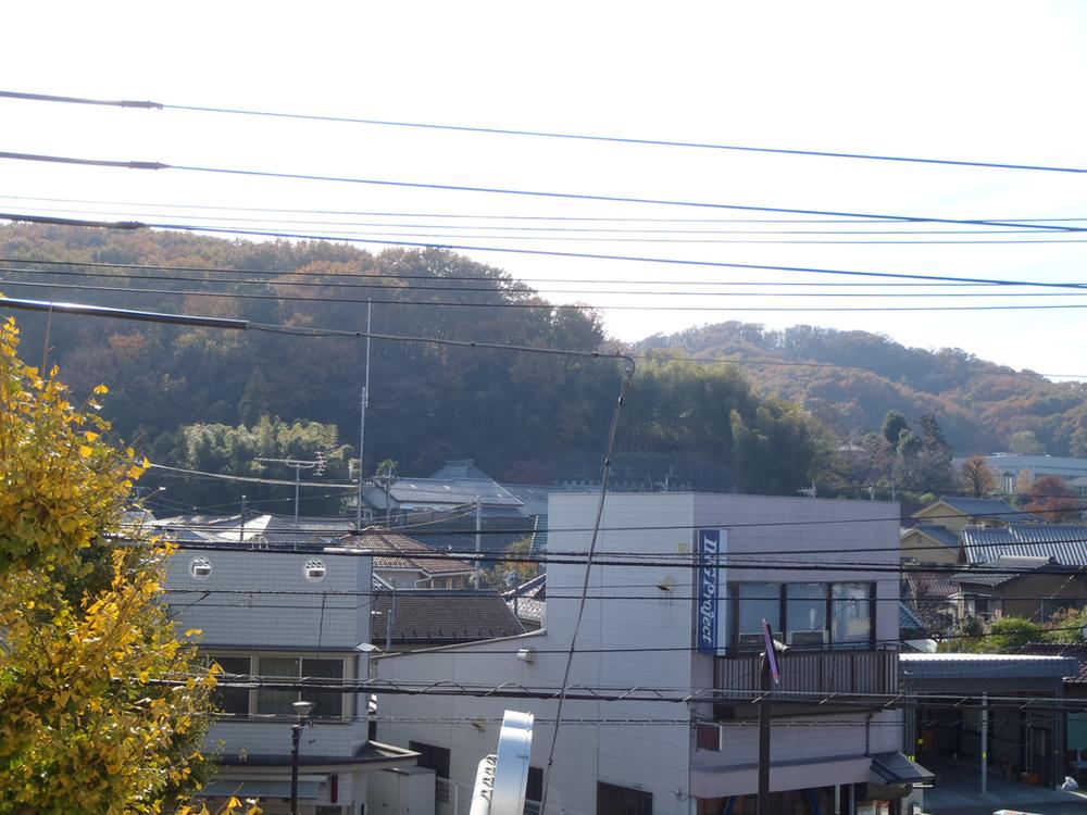 View photos from the dwelling unit. I also enjoy autumn colors from the balcony.