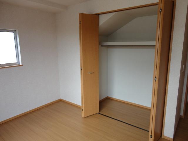 Same specifications photos (Other introspection). Example of construction! Storage also has been installed in each room.