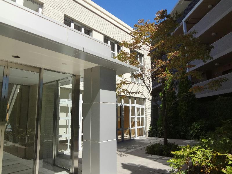 Entrance. entrance ・ Porte-cochere