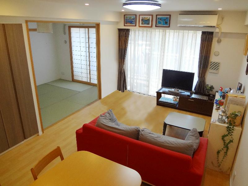 Living. Face-to-face counter kitchen