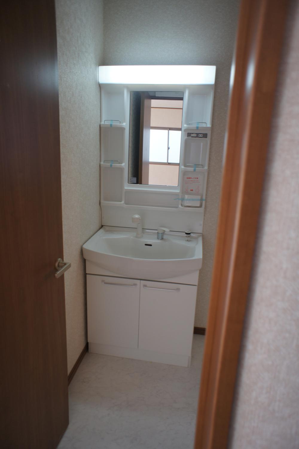 Wash basin, toilet. Indoor (12 May 2013) Shooting