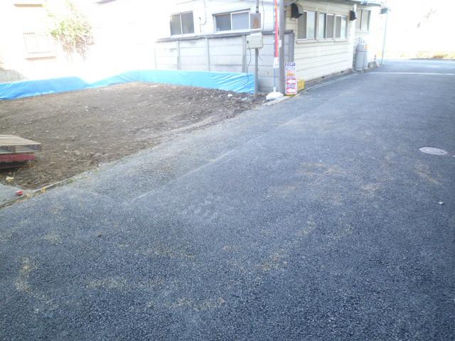 Local appearance photo. Front road width about 4m