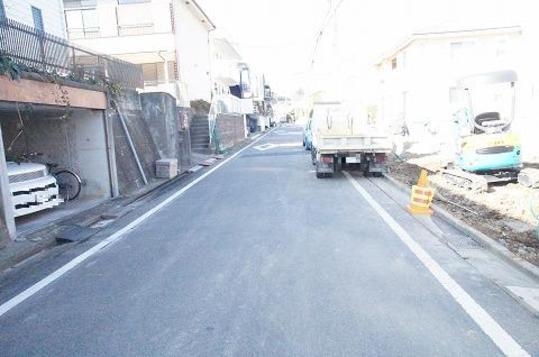 Local photos, including front road. Frontal road