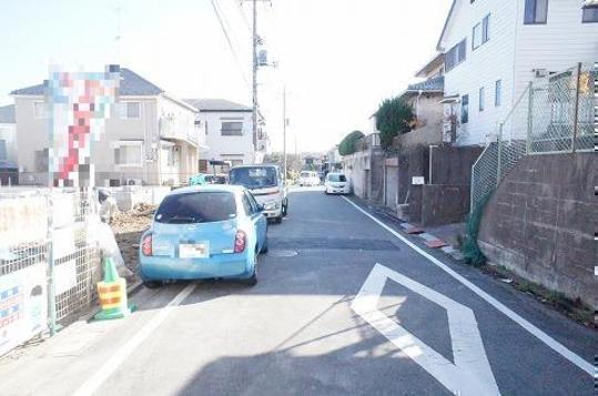 Local photos, including front road. Frontal road