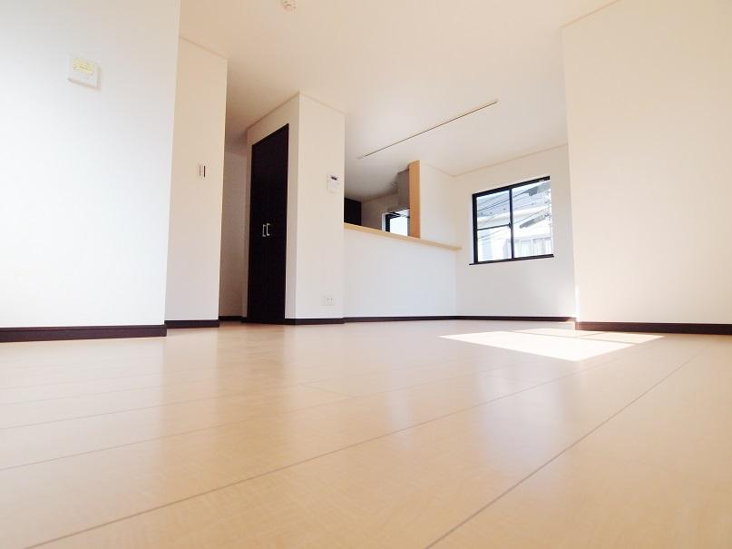 Living. - Bright living room with an opening facing the many south -  [Building 3] Than