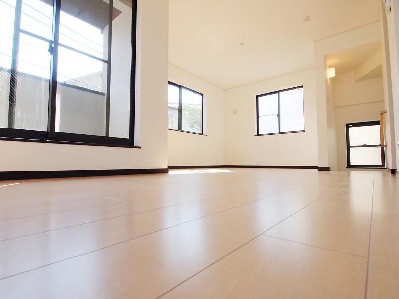 Living. - Bright living room with an opening facing the many south -  [Building 3] Than