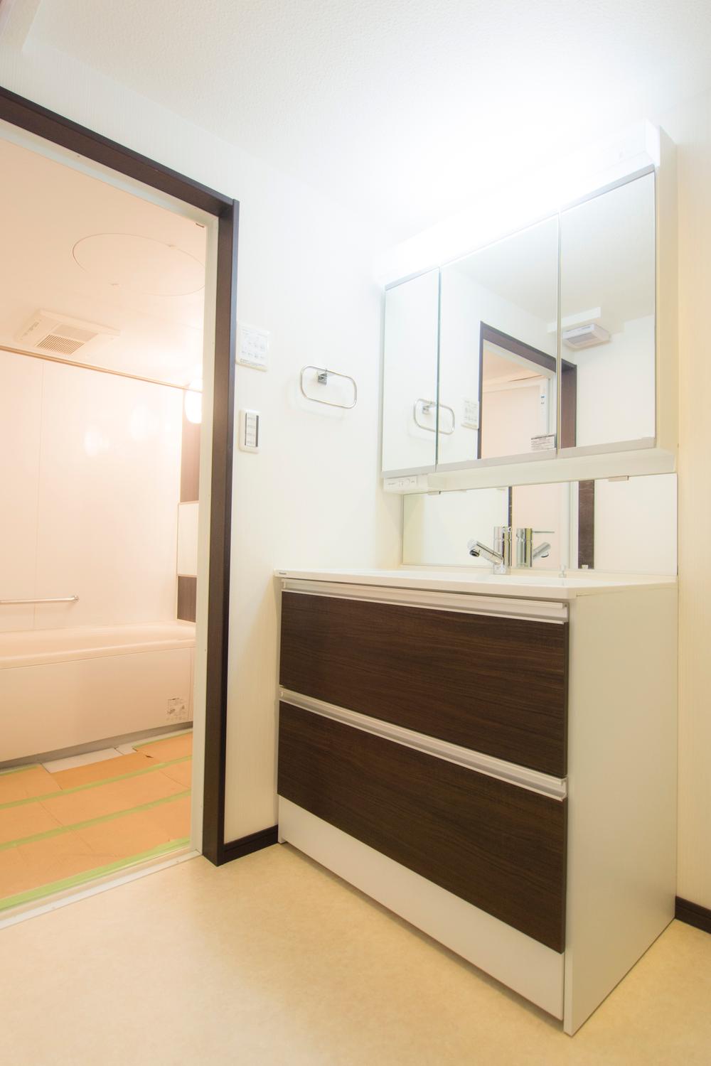 Wash basin, toilet. Room (August 2013) Shooting