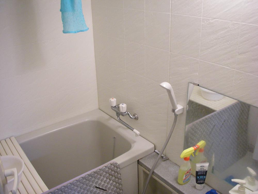 Bathroom. Indoor (11 May 2013) Shooting "Furniture in me, Furniture etc. are not included in the sale price. "