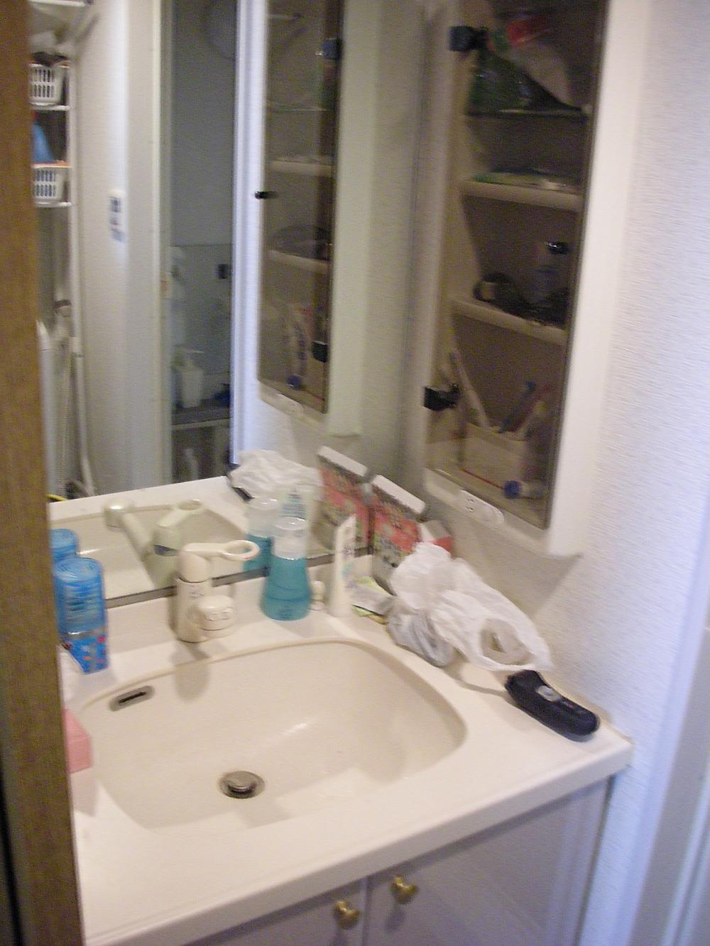 Wash basin, toilet. Indoor (11 May 2013) Shooting