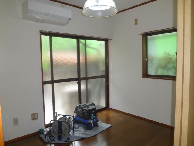 Living and room. Two-sided lighting Air-conditioned!