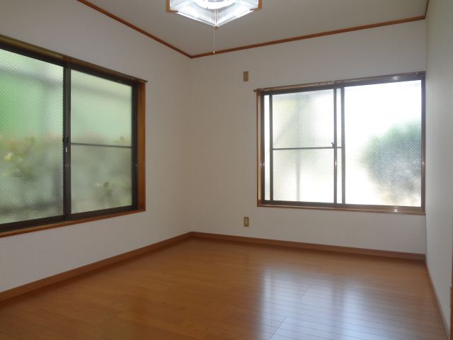 Living and room. New flooring in two planes lighting!