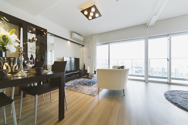 LD light from the wide sash enters plenty. Issued a pillar type in the outdoor (main opening side only), By eliminating the small beams of the room, It has become a neat space