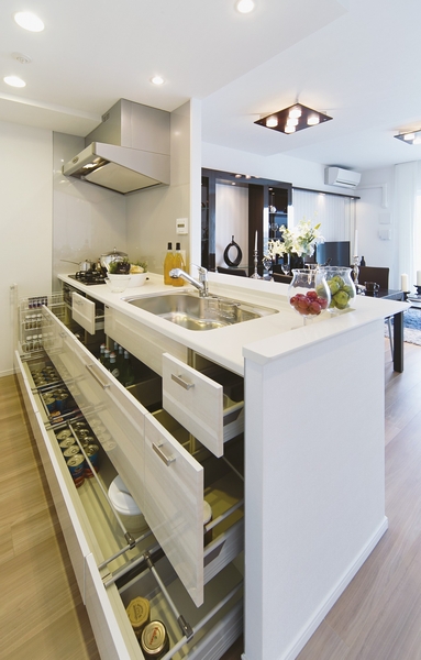  [Sliding storage] Kitchens, Adopted also taken out of easy pull-out of the storage thing you put in the back. Also it has established convenient storage pocket to put away such as knives and cutting boards. Kitchen knife feed is safe design with a child lock