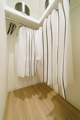  [Walk-in closet (Western-style (2))] In addition to Western-style (1), Because even in Western-style (2) with a walk-in closet, Storage capacity is up. Or separated by a husband and one for wife, Or separated by a couple and one for children, It is good attractive ease of use