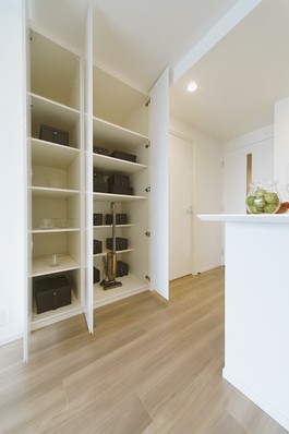  [Things input of two consecutive (LD)] There is a height of up to ceiling near, Since the depth also deep, From daily necessities, such as vacuum cleaners and irons to bedding, It can accommodate various things. Because of the LD, It can be taken out as soon as, Convenient