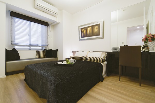  [Walk-in closet with a Western-style (1)] In addition to a large bed, Ensure the size of the put clear well as dresser. Because with a walk-in closet, Corner not put the storage furniture, The room can be used effectively