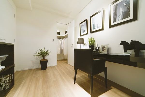  [Walk-in closet with a Western-style (2)] Den or hobby space, Perfect for the living room to such children's room. Since separate rooms, Gently spend private time. Also equipped with large storage