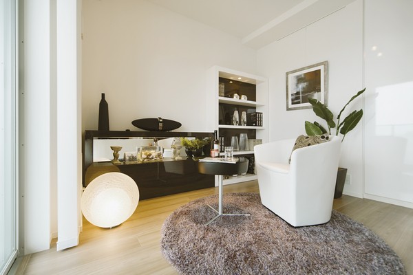 Directions to the model room (a word from the person in charge)