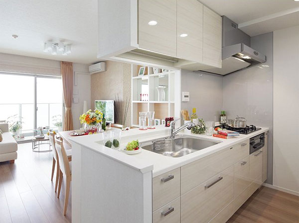 Kitchen.  [kitchen] The kitchen is adopted face-to-face counter of depth up to about 300mm. Or temporarily placed the dishes before serving, Or decorate a flower, You can use a variety of applications. Less likely water is scattering because there is a difference in level between the sink and the counter. In addition, since face-to-face type, Guests can also enjoy a reunion with family members while the housework. The counter top, beautifully, Also adopted an easy artificial marble maintenance.