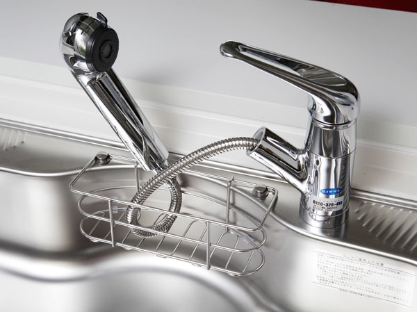 Kitchen.  [Single-lever faucet with a built-in water purification cartridge] The amount of water in the lever operation one, Installing the temperature adjustable single-lever faucet. Since the pull out the shower head, It is also useful, such as sink cleaning. Also, It has a built-in water purification cartridge.  ※ Cartridge replacement costs will be separately paid.