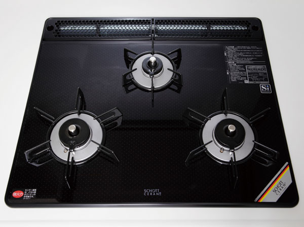 Kitchen.  [Was both the beauty and function Schott glass top plate] Adopt a glass plate that are both beauty and durability. Not only beautiful, Strongly to heat and shock, Difficult dirty luck, It is easy to clean. Additional amenities / Stove before panel ・ Sliding storage ・ Storage pockets ・ Blum, Inc. full extension rail ・ Stainless steel bar ・ Foot slide storage ・ Spice rack, etc