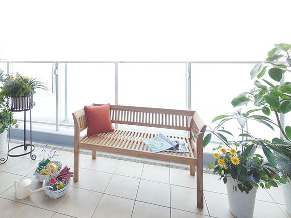 Living.  [Slop sink the usability of the balcony is spread to rich] It was equipped with a slop sink on the balcony. Fetching water or the like can be on the balcony, Gardening, such as the convenient. It is equipment that leads to life of moisture.  ※ Installed on the first floor dwelling unit on the terrace (with roof) (Photo balcony)