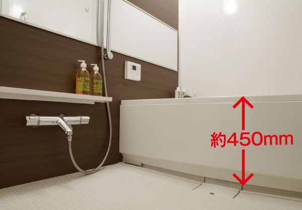 Bathing-wash room.  [Matagi is likely to bathe low low-floor type unit bus] Suppress the straddle sales to bath to about 450mm, Steps of the entrance was also as much as possible resolved, It has adopted a unit bus of the low-floor design. further, Installing a handrail on the wall. Corresponding to the aging society can and out of the bathtub while caught in the handrail, Is a specification-friendly people.