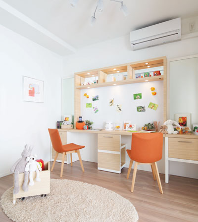 Interior.  [Family library] Western-style 3: Akehanatsu the movable partition, Children's visible from the living room.