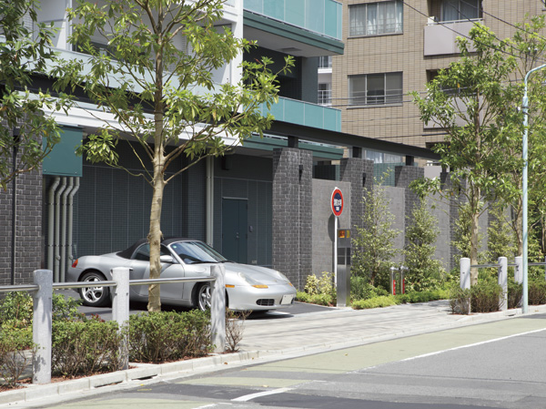 Shared facilities.  [Forest Corridor (self-management sidewalk)] Precisely because large-scale projects, With consideration for harmony with the surrounding, I believe it is important to create a new skyline. Flowers and width about 2m, which was decorated with trees and develop a "forest corridor (self-management sidewalk)", Established a classical design wall at night is lit up. While directing a sense of unity with the streets around, It has extended the privacy of by hiding around and clear distinction. (2012.8 shooting)
