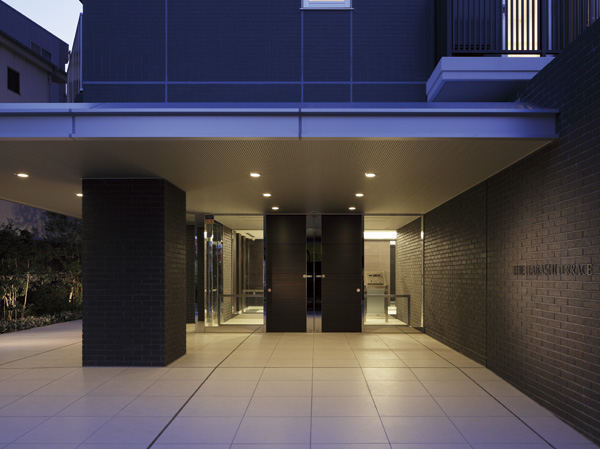 Features of the building.  [Like standing in the back of the green, Hotel-like entrance] Entrance was decorated with greenery and flowers to the entrance to the Yingbin mansion "THE ITABASHI Terrace". Stylish facade, It produces a profound feeling that instal a dark brown tile. (2012.8 shooting)