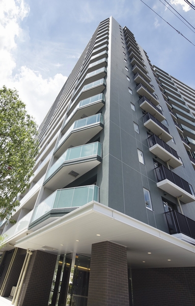 Appearance that employs a glass handrail of green and transparent on the balcony. Sharp at the same time impress the stylish design, Plug takes a light abundantly in the room (August 2012 shooting)